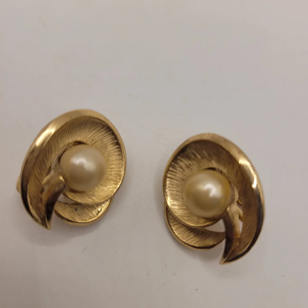 1970s Trifari Gold-tone and Pearl Clip-on Earrings